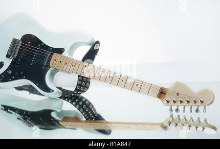 Closeup. Stilvolle Gitarre mit Reflexion. isoliert auf einem weißen Stockfoto