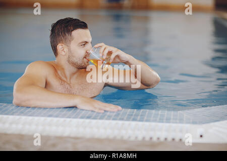 Mann im pool Stockfoto