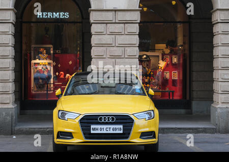 Eine teure Audi Auto in Horniman Circle, Mumbai geparkt, vor einem modischen Hermès Outlet in einem Britischen-Ära kolonialen Gebäude Stockfoto