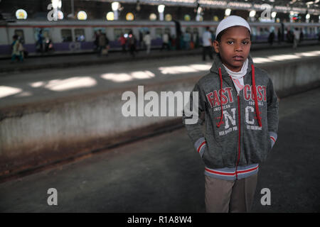 Ein muslimischer Junge an Chhatrapati Shivaji Maharaj Terminus (Csmt), einem UNESCO-Weltkulturerbe, Gebäude und wartet auf seinen Zug in die Vorstädte Stockfoto