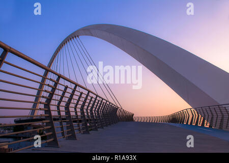 Modernes Äußeres Design Dubai Wasser Kanalbrücke neue Attraktion in Dubai Stockfoto