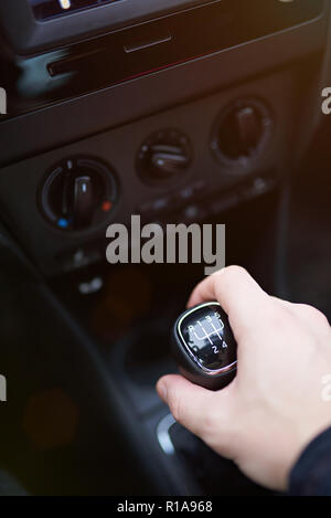 Hand auf manuelle Getriebe hautnah. Gangschaltung im Auto Stockfoto