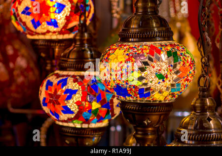 Schöne traditionelle türkische Buntes Licht Lampe mit unscharfen Hintergrund Stockfoto