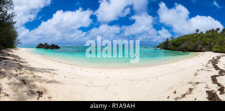 Toataratara Punkt. Blick auf Gelb weißen Sandstränden, tropischen Strand in einer einsamen Bucht. Rurutu Insel, Austral Inseln (tubuai), Französisch Polynesien, Ozeanien. Stockfoto