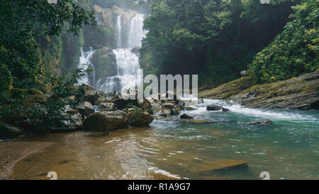 Nauyaca Wasserfällen von unten in Costa Rica Stockfoto