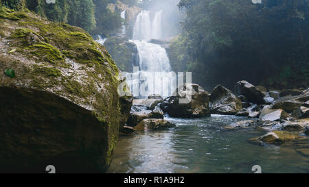 Nauyaca Wasserfällen von unten in Costa Rica Stockfoto