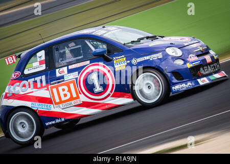 Vallelunga, Rom, Italien, 8. September 2018, Aci Rennwochenende, Panning auf Abarth 695 Auto in Aktion am Anschluss während des Rennens, verschwommenen Hintergrund Stockfoto