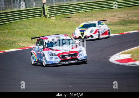 Vallelunga, Rom, Italien, 16. September 2018, ACI-racing Wochenende. Vorderansicht volle Länge des Hyundai I30 Tourenwagen in Aktion an der Umdrehung während des Rennens Stockfoto