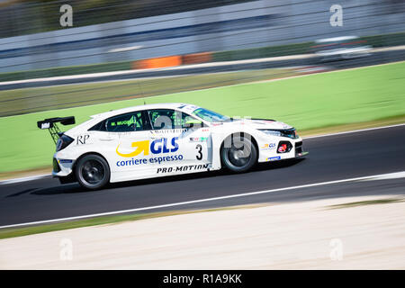 Vallelunga, Rom, Italien, 8. September 2018, ACI-Racing Wochenende. Volle Länge Seitenansicht des Honda Civic touring Rennwagen in Aktion an Stromkreis während der Stockfoto