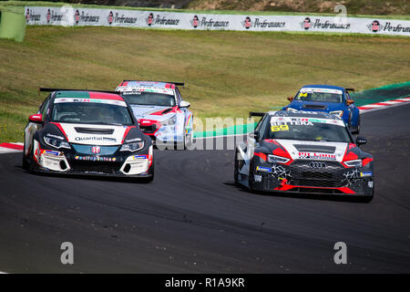 Vallelunga, Rom, Italien, 16. September 2018, ACI-racing Wochenende. Vorderansicht volle Länge des Audi RS3 und Honda Civic Tourenwagen in Aktion an der Umdrehung durin Stockfoto