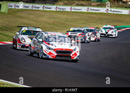 Vallelunga, Rom, Italien, 16. September 2018, ACI-racing Wochenende. Vorderansicht volle Länge des Hyundai I30 Tourenwagen in Aktion an der Umdrehung während des Rennens Stockfoto