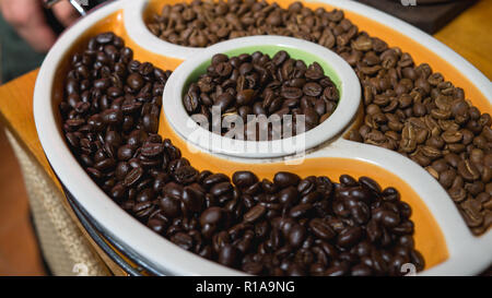 Verschiedenen braten der Kaffeebohnen - von Licht zu Espresso - Porzellan Schüssel Stockfoto