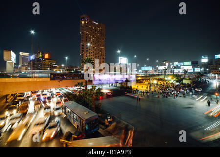 Kairo, Ägypten - 8. November 2018: Der belebten Abdel Munim Riad Square und Busbahnhof im Zentrum von Kairo bei Nacht. Stockfoto