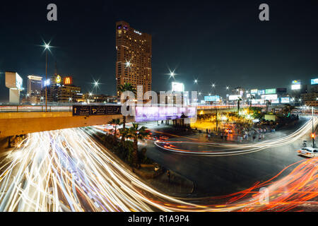 Kairo, Ägypten - 8. November 2018: Der belebten Abdel Munim Riad Square und Busbahnhof im Zentrum von Kairo bei Nacht, Langzeitbelichtung mit Ampel Trails. Stockfoto