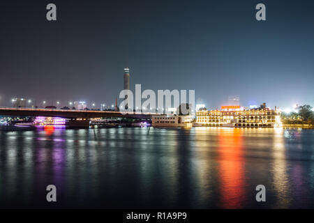 Cairo City Center und Nil bei Nacht, Langzeitbelichtung mit geglättet Wasser. Stockfoto