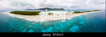 Luftaufnahme der Insel Raivavae mit Stränden, Coral Reef und Motu in Azure türkisblaue Lagune. Tubuai-Inseln (Austral), Französisch Polynesien, Ozeanien Stockfoto