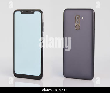 Isometrische Ansicht von modernen Smartphones mit Kerbe isoliert auf weißem backgroiund Stockfoto