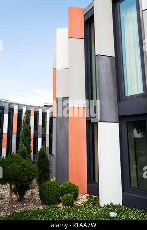 Dachterrasse mit Brise soleil Leistungsschalter auf moderne Bürogebäude Fassade, Wärmeschutz, globale Erwärmung, nachhaltiges Leben Konzept Stockfoto