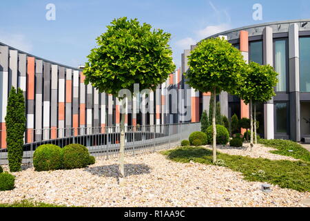 Dachterrasse mit Brise soleil Leistungsschalter auf moderne Bürogebäude Fassade, Wärmeschutz, globale Erwärmung, nachhaltiges Leben Konzept Stockfoto