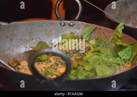 Skillet auf Kubanische stehen Essen, Portobello Road Market Stockfoto