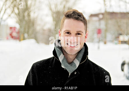 Schönen winter Portrait von einem gutaussehenden Mann in einem strickmütze Stockfoto