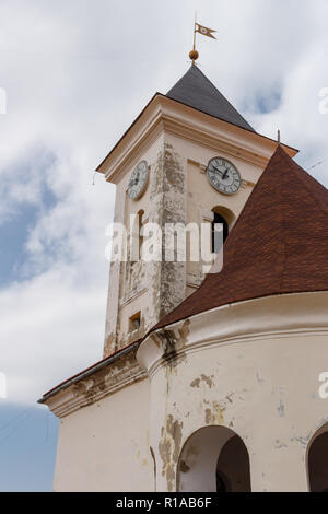 Blick nach oben Der alte Uhrturm gegen bewölkter Himmel, dem Innenhof der burg Palanok in Esmoriz, Ukraine Stockfoto