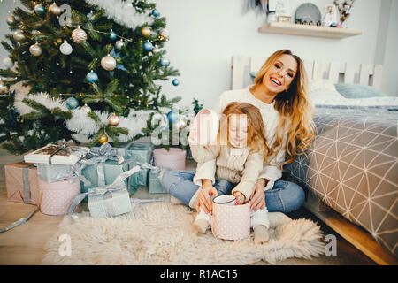 Mama und Tochter öffnen Geschenke Stockfoto