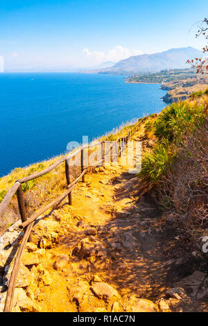 Trail mit Blick auf das Meer im Naturschutzgebiet Zingaro, Sizilien, Italien Stockfoto