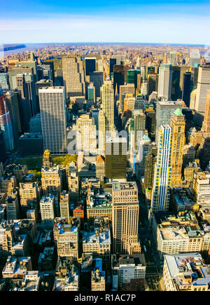 Antenne vertikal Blick über Upper Manhattan, New York. Sonnenuntergang von einem sauberen, sonnigen Tag mit außergewöhnlicher Sicht. Stockfoto