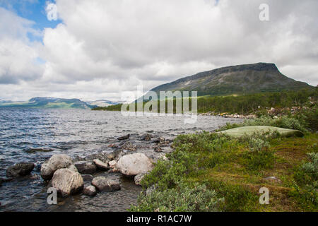 See Kilpisjärvi und Saana fjell in Nordfinnland Stockfoto