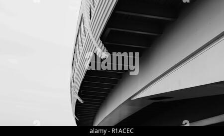 Architektur Linien unter der Brücke. Speedway Schwarz und Weiß Stockfoto