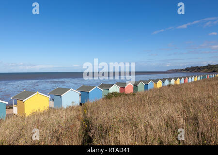 Reihe von bunten hölzernen Umkleidekabinen am Strand. Stockfoto