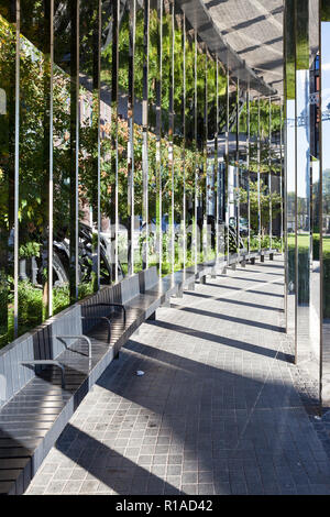 Gespiegelte Kolonnade im Gasspeicher Park in King's Cross, London. Stockfoto