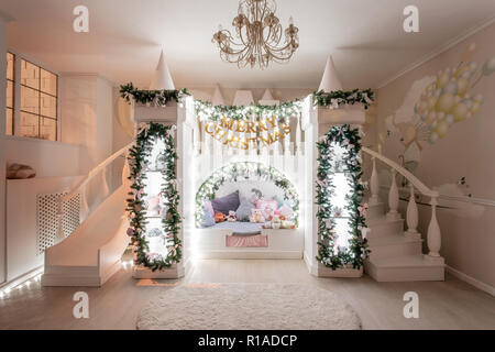 Einrichtung eines geräumigen Kinderzimmer. Dekorative schloss mit Bett
