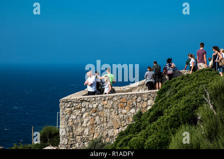 Touristen den Blick auf Cap de Formentor, Mallorca Stockfoto