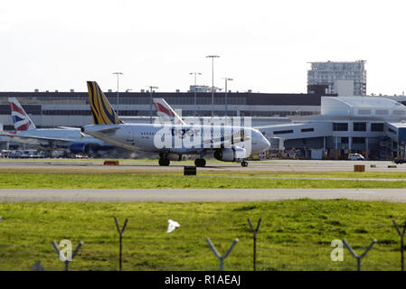 2. Juli 2009 Der erste Flug von Tiger Airways, der Budget-Tochtergesellschaft von Singapore Airlines, nach Sydney Airport. An der Pressekonferenz über Ankunft und Asphalt nahmen auch Spieler des Wests Tigers NRL Rugby-Teams Teil. Sydney, Australien. Stockfoto