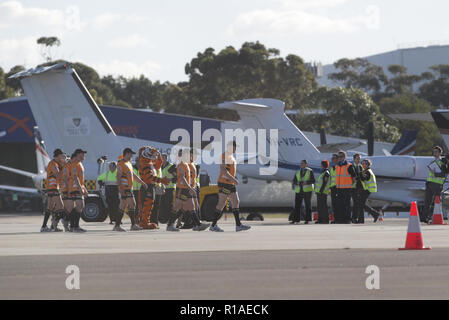 2. Juli 2009 Der erste Flug von Tiger Airways, der Budget-Tochtergesellschaft von Singapore Airlines, nach Sydney Airport. An der Pressekonferenz über Ankunft und Asphalt nahmen auch Spieler des Wests Tigers NRL Rugby-Teams Teil. Sydney, Australien. Stockfoto