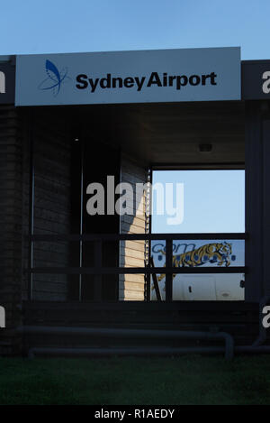 2. Juli 2009 Der erste Flug von Tiger Airways, der Budget-Tochtergesellschaft von Singapore Airlines, nach Sydney Airport. An der Pressekonferenz über Ankunft und Asphalt nahmen auch Spieler des Wests Tigers NRL Rugby-Teams Teil. Sydney, Australien. Stockfoto