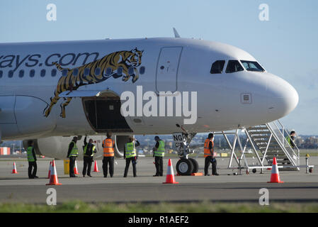 2. Juli 2009 Der erste Flug von Tiger Airways, der Budget-Tochtergesellschaft von Singapore Airlines, nach Sydney Airport. An der Pressekonferenz über Ankunft und Asphalt nahmen auch Spieler des Wests Tigers NRL Rugby-Teams Teil. Sydney, Australien. Stockfoto