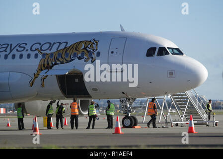 2. Juli 2009 Der erste Flug von Tiger Airways, der Budget-Tochtergesellschaft von Singapore Airlines, nach Sydney Airport. An der Pressekonferenz über Ankunft und Asphalt nahmen auch Spieler des Wests Tigers NRL Rugby-Teams Teil. Sydney, Australien. Stockfoto