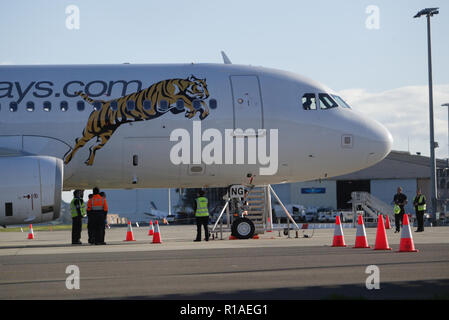 2. Juli 2009 Der erste Flug von Tiger Airways, der Budget-Tochtergesellschaft von Singapore Airlines, nach Sydney Airport. An der Pressekonferenz über Ankunft und Asphalt nahmen auch Spieler des Wests Tigers NRL Rugby-Teams Teil. Sydney, Australien. Stockfoto