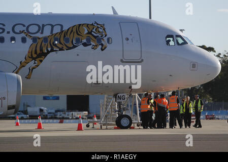 2. Juli 2009 Der erste Flug von Tiger Airways, der Budget-Tochtergesellschaft von Singapore Airlines, nach Sydney Airport. An der Pressekonferenz über Ankunft und Asphalt nahmen auch Spieler des Wests Tigers NRL Rugby-Teams Teil. Sydney, Australien. Stockfoto