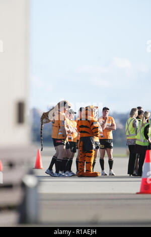 2. Juli 2009 Der erste Flug von Tiger Airways, der Budget-Tochtergesellschaft von Singapore Airlines, nach Sydney Airport. An der Pressekonferenz über Ankunft und Asphalt nahmen auch Spieler des Wests Tigers NRL Rugby-Teams Teil. Sydney, Australien. Stockfoto