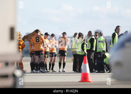 2. Juli 2009 Der erste Flug von Tiger Airways, der Budget-Tochtergesellschaft von Singapore Airlines, nach Sydney Airport. An der Pressekonferenz über Ankunft und Asphalt nahmen auch Spieler des Wests Tigers NRL Rugby-Teams Teil. Sydney, Australien. Stockfoto