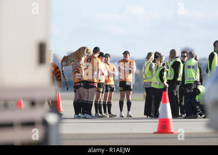 2. Juli 2009 Der erste Flug von Tiger Airways, der Budget-Tochtergesellschaft von Singapore Airlines, nach Sydney Airport. An der Pressekonferenz über Ankunft und Asphalt nahmen auch Spieler des Wests Tigers NRL Rugby-Teams Teil. Sydney, Australien. Stockfoto