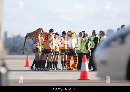 2. Juli 2009 Der erste Flug von Tiger Airways, der Budget-Tochtergesellschaft von Singapore Airlines, nach Sydney Airport. An der Pressekonferenz über Ankunft und Asphalt nahmen auch Spieler des Wests Tigers NRL Rugby-Teams Teil. Sydney, Australien. Stockfoto