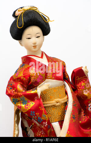 Japanischen Geisha Puppe in rot Kimono auf weißem Hintergrund Stockfoto