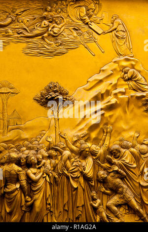 'Mose erhält die Zehn Gebote' als auf dem Osten Türen des Baptisteriums in Florenz Italien gesehen. Stockfoto