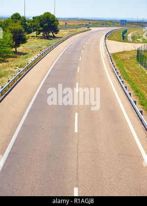 Eine europäische Autobahn ohne Verkehr an einem sonnigen Tag. Stockfoto