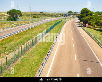 Eine europäische Autobahn ohne Verkehr an einem sonnigen Tag. Stockfoto